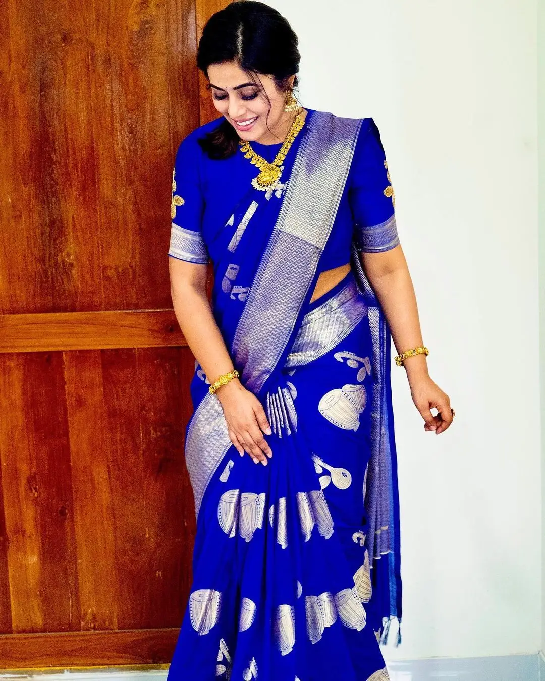 Shamna Kasim Wearing Beautiful Jewellery Blue Saree